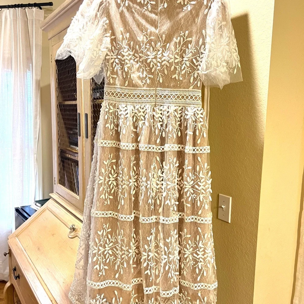 Ivy City Co White and Nude / Tan embroidered lace Midi Dress. Puff sleeve - Picture 2 of 3